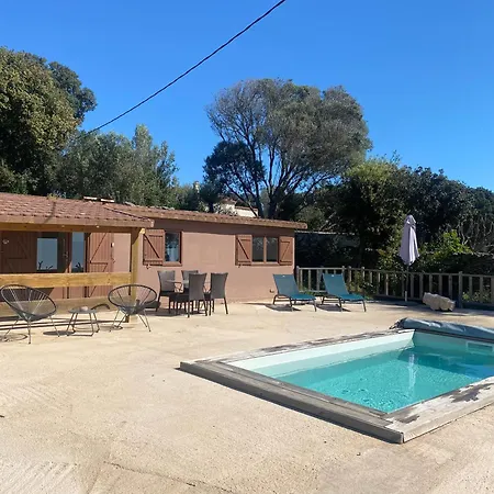 Petit D'ete Avec Piscine Privee Chauffee בקתה